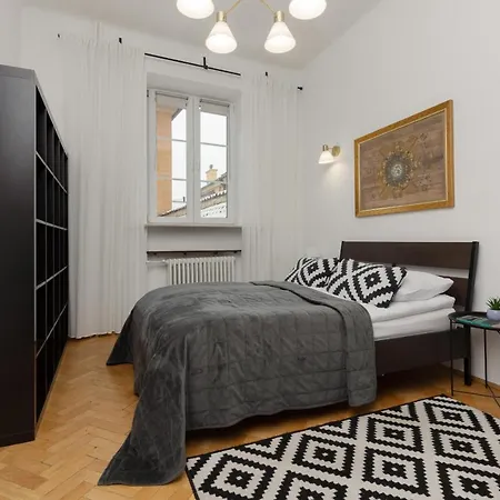 One Bedroom Next To The Royal Castle In By Renters Apartament