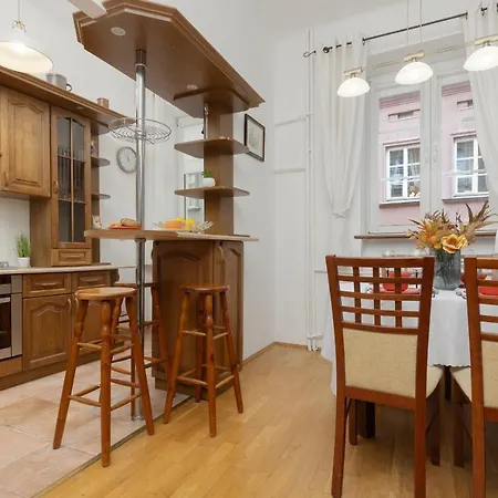 One Bedroom Next To The Royal Castle In By Renters Apartment *