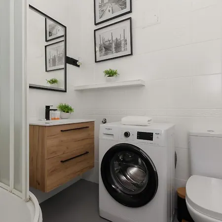 One Bedroom Next To The Royal Castle In By Renters Apartment *