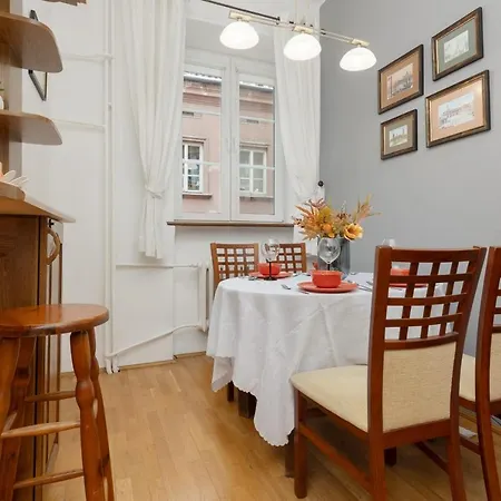 One Bedroom Next To The Royal Castle In By Renters Apartment *